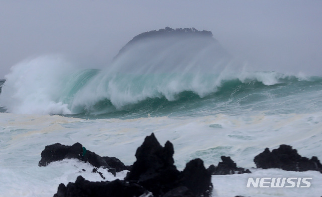 【서귀포=뉴시스】우장호 기자 = 제13호 태풍 '링링'(LINGLING)이 우리나라를 향해 북상 중인 6일 오전 제주 서귀포시 법환포구 인근 해상에 커다란 파도가 몰아치고 있다. 2019.09.06. woo1223@newsis.com