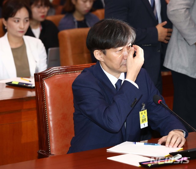 【서울=뉴시스】박영태 기자 = 조국 법무부 장관 후보자가 6일 국회 법제사법위원회 전체회의에서 열린 인사청문회에서 굳은 표정을 하고 있다. 2019.09.06.&nbsp; photo@newsis.com