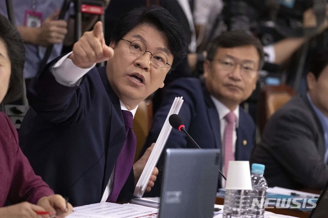 【서울=뉴시스】박영태 기자 = 장제원 자유한국당 의원이 6일 서울 여의도 국회에서 열린 조국 법무부 장관 후보자 인사청문회에서 질의를 하고 있다. 2019.09.06.&nbsp; photo@newsis.com