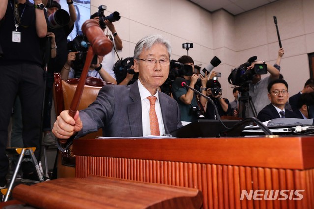 【서울=뉴시스】박영태 기자 = 6일 서울 여의도 국회에서 열린 법무부 장관 청문회에서 여상규 국회 법제사법위원장이 참석자들에게 시작을 알리고 있다. 2019.09.06. photo@newsis.com