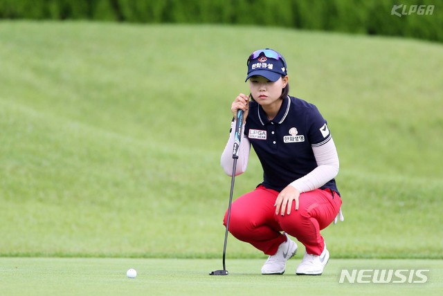 【서울=뉴시스】6일 경기도 용인에 위치한 써닝포인트 컨트리클럽에서 열린 제9회 KG·이데일리 레이디스 오픈 with KFC 1라운드 10번홀에서 임희정이 퍼팅라인을 보고 있다. 2019.09.06. (사진=KLPGA 제공) photo@newsis.com