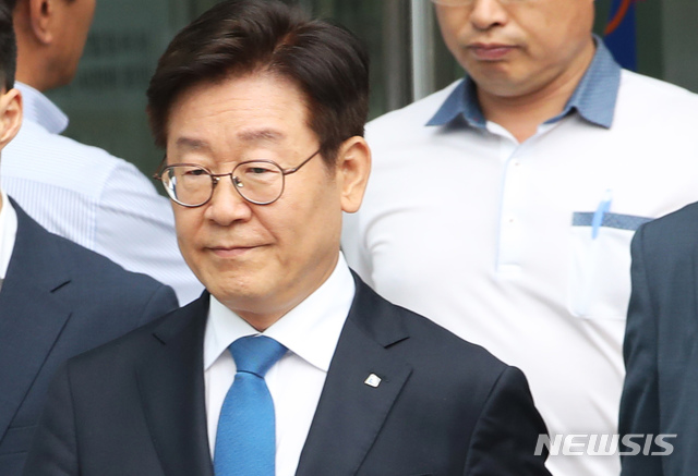 【수원=뉴시스】최진석 기자 = 직권남용 권리행사, 공직선거법 위반 등의 혐의로 기소된 이재명 경기도지사가 6일 오후 경기 수원고등법원에서 열린 항소심 선고공판에서 벌금 300만원을 선고 받은 뒤 법원을 빠져 나오고 있다. 1심서 무죄 선고를 받은 이 도지사는 이날 항소심 선고공판에서 벌금 300만 원을 선고 받았다. 2019.09.06. photo@newsis.com