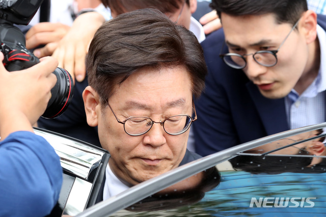 【수원=뉴시스】최진석 기자 = 직권남용 권리행사, 공직선거법 위반 등의 혐의로 기소된 이재명 경기도지사가 6일 오후 경기 수원고등법원에서 열린 항소심 선고공판에서 벌금 300만원을 선고 받은 뒤 법원을 빠져 나와 차량에 탑승하고 있다.&nbsp; 1심서 무죄 선고를 받은 이 도지사는 이날 항소심 선고공판에서 벌금 300만 원을 선고 받았다. 2019.09.06.&nbsp; photo@newsis.com