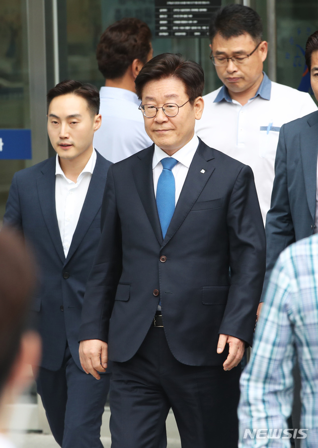 【수원=뉴시스】최진석 기자 = 직권남용 권리행사, 공직선거법 위반 등의 혐의로 기소된 이재명 경기도지사가 6일 오후 경기 수원고등법원에서 열린 항소심 선고공판에서 벌금 300만원을 선고 받은 뒤 법원을 빠져 나오고 있다.&nbsp; 1심서 무죄 선고를 받은 이 도지사는 이날 항소심 선고공판에서 벌금 300만 원을 선고 받았다. 2019.09.06.&nbsp; photo@newsis.com