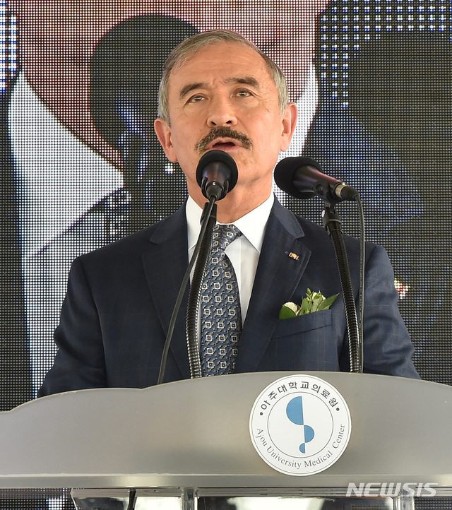 【수원=뉴시스】 김종택 기자 = 해리 해리스 주한미국대사가 6일 오후 경기 수원시 아주대학교병원 경기남부권역외상센터에서 열린'닥터헬기 출범식'에서 축사를 하고 있다. 2019.09.06.semail3778@naver.com