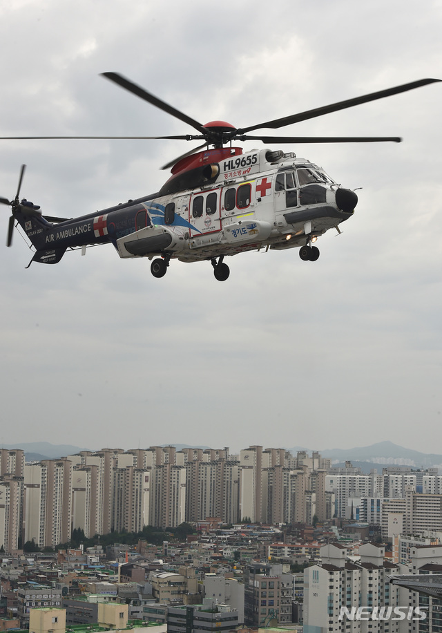 【수원=뉴시스】 김종택 기자 = 6일 오후 경기 수원시 아주대학교병원 경기남부권역외상센터에서 열린'경기도 응급의료전용헬기(닥터헬기) 출범식'에서 헬기가 상공을 비행하고 있다. 2019.09.06.&nbsp; semail3778@naver.com