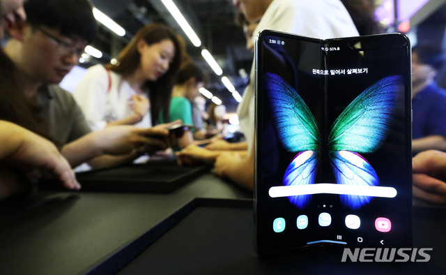 【서울=뉴시스】홍효식 기자 = 6일 오후 서울 강남구 코엑스 메가박스 U+브랜드관에서 열린 '갤럭시 폴드' 출시 기념 체험 행사에서 시민들이 제품을 살펴보고 있다. 2019.09.06. yesphoto@newsis.com