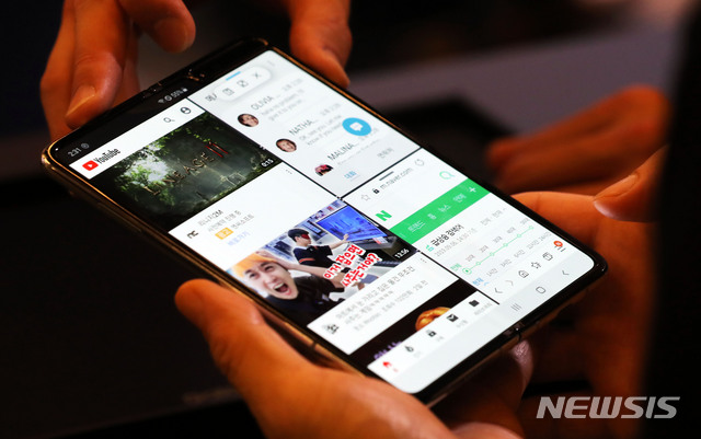 【서울=뉴시스】홍효식 기자 = 6일 오후 서울 강남구 코엑스 메가박스 U+브랜드관에서 열린 '갤럭시 폴드' 출시 기념 체험 행사에서 시민들이 제품을 살펴보고 있다. 2019.09.06.&nbsp;&nbsp; yesphoto@newsis.com