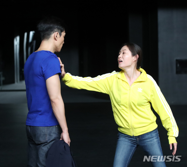 【서울=뉴시스】조수정 기자 = 배우 지현준, 문소리(오른쪽)가 6일 오후 서울 성수동 우란문화재단에서 열린 연극 '사랑의 끝(Love's End)' 프레스콜에서 열연하고 있다. 남자와 여자의 서로 다른 지점에서의 이별의 순간을 그린 연극 '사랑의 끝'은 오는 27일까지 우란문화재단 우란2경에서 공연한다. 2019.09.06. chocrystal@newsis.com