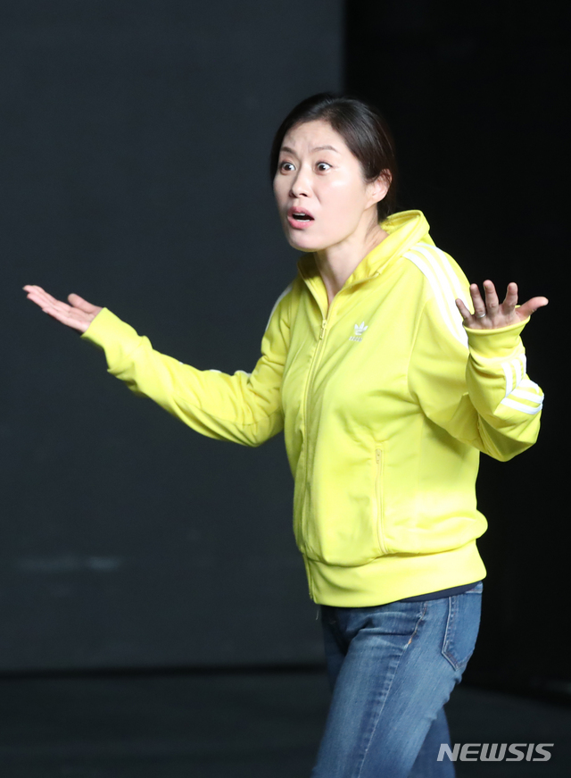 【서울=뉴시스】조수정 기자 = 배우 문소리가 6일 오후 서울 성수동 우란문화재단에서 열린 연극 '사랑의 끝(Love's End)' 프레스콜에서 열연하고 있다. 남자와 여자의 서로 다른 지점에서의 이별의 순간을 그린 연극 '사랑의 끝'은 오는 27일까지 우란문화재단 우란2경에서 공연한다. 2019.09.06. chocrystal@newsis.com