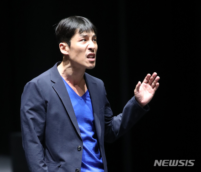 【서울=뉴시스】조수정 기자 = 배우 지현준이 6일 오후 서울 성수동 우란문화재단에서 열린 연극 '사랑의 끝(Love's End)' 프레스콜에서 열연하고 있다. 남자와 여자의 서로 다른 지점에서의 이별의 순간을 그린 연극 '사랑의 끝'은 오는 27일까지 우란문화재단 우란2경에서 공연한다. 2019.09.06. chocrystal@newsis.com