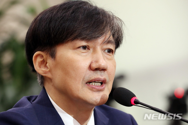 【서울=뉴시스】 박영태 기자 = 6일 오후 서울 여의도 국회에서 열린 조국 법무부장관 후보자 인사청문회에서 조 후보자가 의원 질의에 답변하고 있다. 2019.09.06. since1999@newsis.com