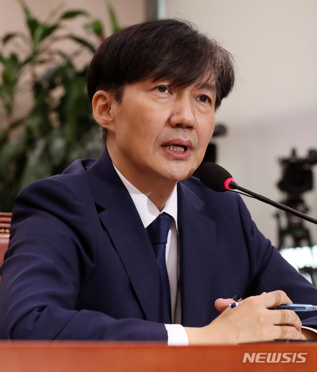 【서울=뉴시스】 박영태 기자 = 6일 오후 서울 여의도 국회에서 열린 조국 법무부장관 후보자 인사청문회에서 조 후보자가 의원 질의에 답변하고 있다. 2019.09.06.since1999@newsis.com