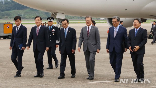 【성남=뉴시스】박진희 기자 = 문재인 대통령이 동남아시아 3개국 순방을 마치고 6일 경기도 성남 서울공항에서 도착, 환영 나온 인사들과 이동하고 있다. 왼쪽부터 김상조 정책실장, 정의용 안보실장, 이해찬 더불어민주당 대표, 문 대통령, 노영민 비서실장, 강기정 정무수석.&nbsp; 문 대통령은 5박6일 간의 일정으로 태국을 공식방문하고 미얀마와 라오스를 국빈 방문을 했다. 2019.09.06.&nbsp; pak7130@newsis.com