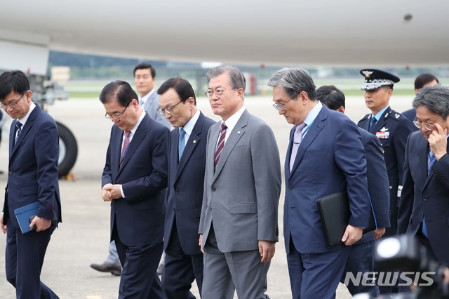 【성남=뉴시스】박진희 기자 = 문재인 대통령이 동남아시아 3개국 순방을 마치고 6일 경기도 성남 서울공항에서 도착하고 있다. 문 대통령은 5박6일 간의 일정으로 태국을 공식방문하고 미얀마와 라오스를 국빈 방문을 했다. 2019.09.06. pak7130@newsis.com