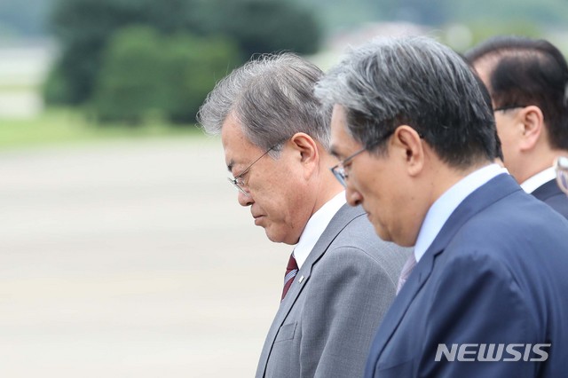 【성남=뉴시스】박진희 기자 = 문재인 대통령이 동남아시아 3개국 순방을 마치고 6일 경기도 성남 서울공항에서 도착하고 있다. 문 대통령은 5박6일 간의 일정으로 태국을 공식방문하고 미얀마와 라오스를 국빈 방문을 했다. 2019.09.06. pak7130@newsis.com