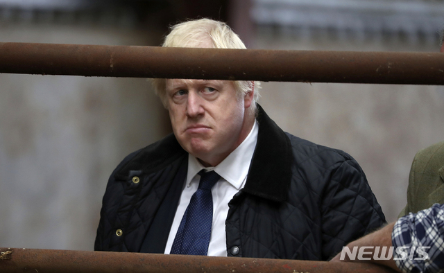  【애버딘=AP/뉴시스】 보리스 존슨 영국 총리가 6일(현지시간) 스코틀랜드 애버딘의 한 농장에서 얼굴을 찌푸리고 있다. 8일 BBC는 영국 야당 웨일스민족당(Plaid Cymru)의 리즈 새빌 로버츠 대표가 "야당 지도부는 보리스 존슨 총리가 새로운 브렉시트 법안을 무시할 때를 대비해 그의 탄핵을 시도할 준비를 해야 한다"고 발언했다고 보도했다. 영국 의회에서 총리 탄핵을 시도하는 일은 매우 이례적이다. 2019.9.9. 