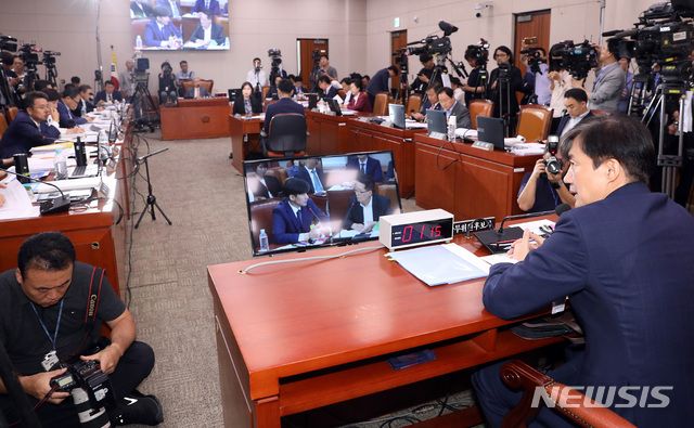 【서울=뉴시스】이종철 기자 = 조국 법무부 장관 후보자가 6일 서울 여의도 국회에서 열린 법사위 인사청문회에 참석, 의원 질의에 답변하고 있다. 2019.09.06.&nbsp; jc4321@newsis.com