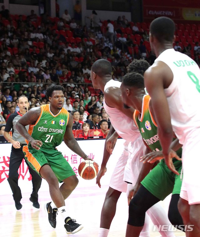 【광저우(중국)=뉴시스】김선웅 기자 = 6일 오후(현지시간) 중국 광저우 체육관에서 열린 2019 FIBA 농구월드컵 순위결정전(17~32위) 나이지리아와 코트디부아르의 경기, 코트디부아르 톰슨이 패스 위치를 살피고 있다. 2019.09.06. mangusta@newsis.com