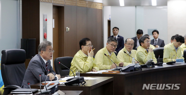 【서울=뉴시스】박진희 기자 = 동남아 3개국 순방을 마치고 귀국한 문재인 대통령이 6일 오후 국가위기관리센터를 찾아 태풍 ‘링링’ 대처상황 점검회의를 열고, 관계 부처 및 지자체로부터 태풍대처상황을 보고 받고 있다. 2019.09.06. (사진=청와대 제공) photo@newsis.com