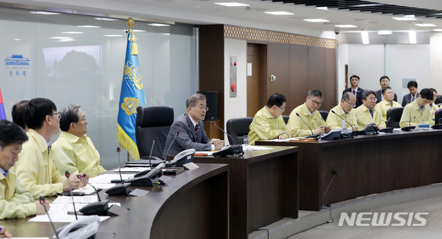 [서울=뉴시스]문재인 대통령이 국가위기관리센터를 찾아 태풍 상황을 점검하고 있는 모습. (사진=뉴시스DB). 2019.09.06. 