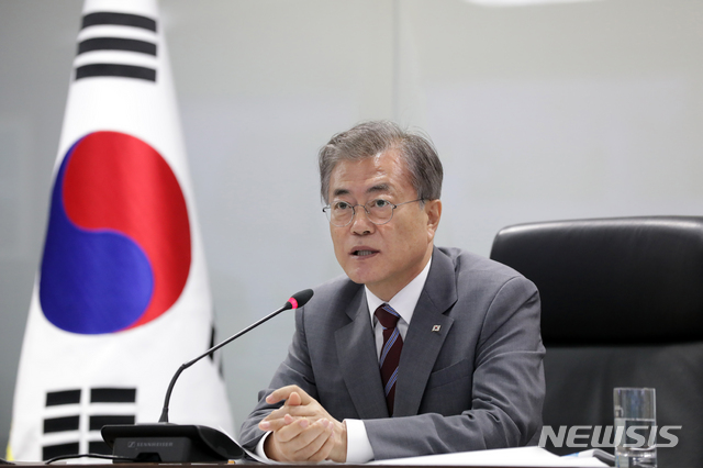 【서울=뉴시스】박진희 기자 = 동남아 3개국 순방을 마치고 귀국한 문재인 대통령이 6일 오후 국가위기관리센터를 찾아 태풍 ‘링링’ 대처상황 점검회의를 열고, 관계 부처 및 지자체로부터 태풍대처상황을 보고 받고 있다. 2019.09.06. (사진=청와대 제공)&nbsp; photo@newsis.com