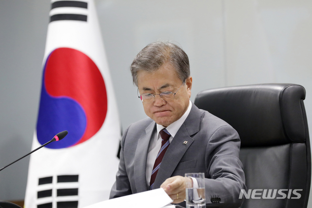 【서울=뉴시스】박진희 기자 = 동남아 3개국 순방을 마치고 귀국한 문재인 대통령이 6일 오후 국가위기관리센터를 찾아 태풍 ‘링링’ 대처상황 점검회의를 열고, 관계 부처 및 지자체로부터 태풍대처상황을 보고 받고 있다. 2019.09.06. (사진=청와대 제공) photo@newsis.com