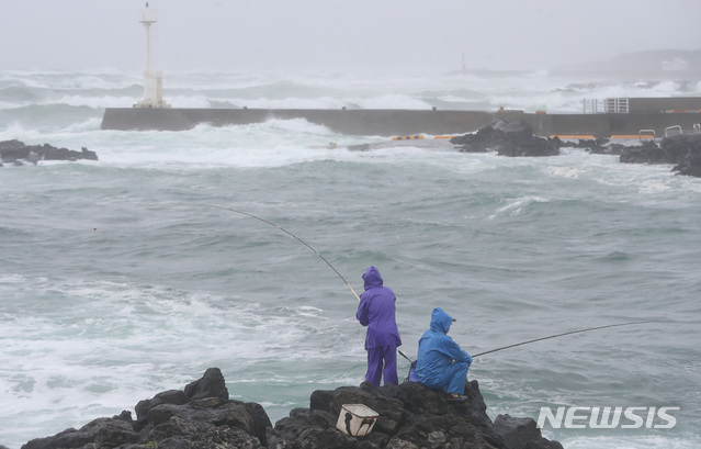 【서귀포=뉴시스】우장호 기자 = 제13호 태풍 '링링'(LINGLING)이 우리나라를 향해 북상 중인 6일 오후 제주 서귀포시 남원읍 인근 해안가에서 레저객들이 낚시를 즐기고 있다. 기상청에 따르면 태풍 링링은 오는 7일 오전 2시께 제주도에 가장 가깝게 접근할 전망이다. 2019.09.06.&nbsp; woo1223@newsis.com