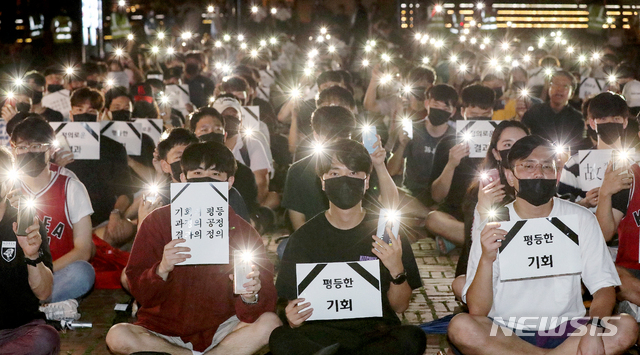 【서울=뉴시스】김병문 기자 = 지난 6일 오후 서울 성북구 고려대학교 민주광장에서 열린 '고려대학교 3차 집회'에 참가한 학생들이 조국 법무부 장관 후보자 딸 입시특혜 의혹을 규탄하며 휴대폰 불빛을 비추고 있다. 2019.09.06. dadazon@newsis.com