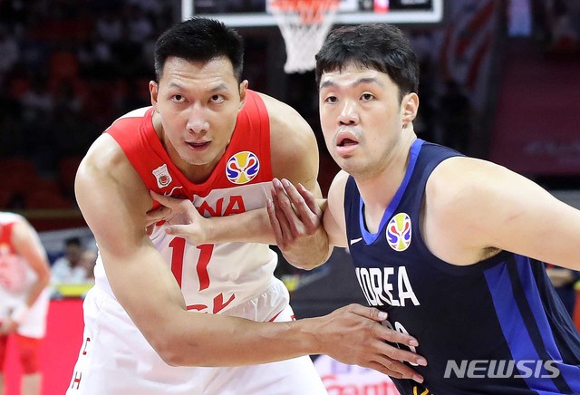 【광저우(중국)=뉴시스】김선웅 기자 =6일 오후(현지시간) 중국 광저우 체육관에서 열린 2019 FIBA 농구월드컵 순위결정전(17~32위) 대한민국과 중국의 경기, 이승현이 이 지안리안과 몸싸움을 하고 있다. 2019.09.06. mangusta@newsis.com