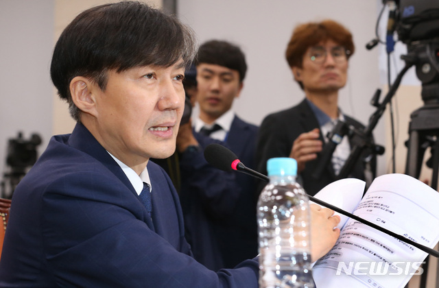 【서울=뉴시스】이종철 기자 = 조국 법무부 장관 후보자가 6일 오후 서울 여의도 국회에서 속개된 법사위 인사청문회에서 딸이 아팠다는 자료를 보여주고 있다. 2019.09.06.&nbsp; jc4321@newsis.com