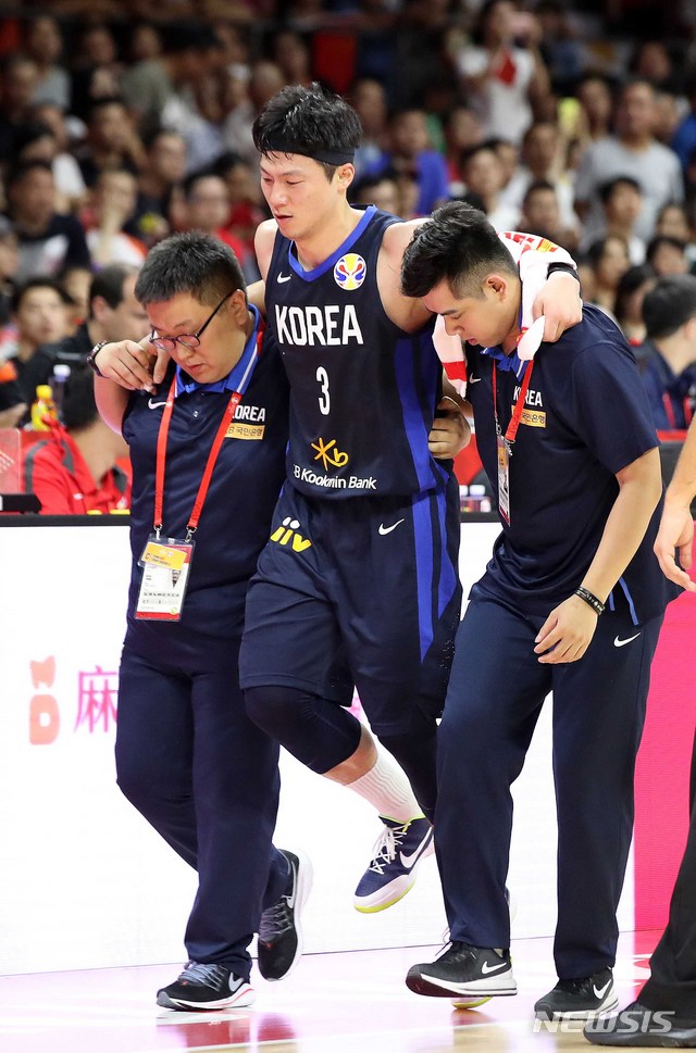 【광저우(중국)=뉴시스】김선웅 기자 =6일 오후(현지시간) 중국 광저우 체육관에서 열린 2019 FIBA 농구월드컵 순위결정전(17~32위) 대한민국과 중국의 경기, 이정현이 부상을 입고 코트 밖으로 부축을 받으며 나서고 있다. 2019.09.06. mangusta@newsis.com