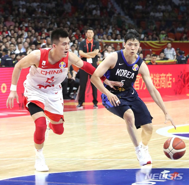 【광저우(중국)=뉴시스】김선웅 기자 =6일 오후(현지시간) 중국 광저우 체육관에서 열린 2019 FIBA 농구월드컵 순위결정전(17~32위) 대한민국과 중국의 경기, 김선형이 돌파를 시도하고 있다. 2019.09.06.&nbsp; mangusta@newsis.com