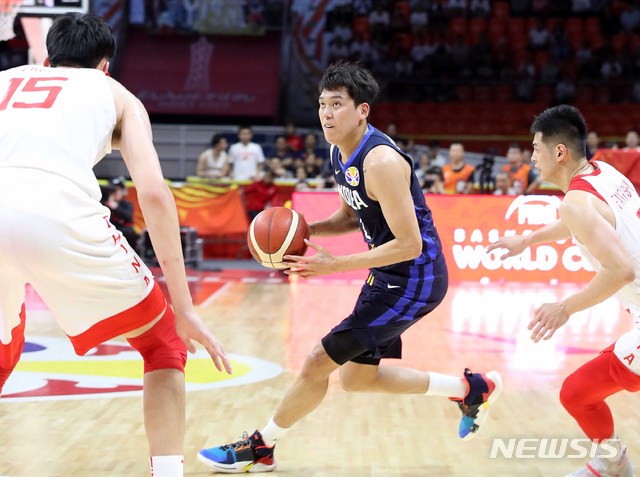 【광저우(중국)=뉴시스】김선웅 기자 =6일 오후(현지시간) 중국 광저우 체육관에서 열린 2019 FIBA 농구월드컵 순위결정전(17~32위) 대한민국과 중국의 경기, 최준용이 돌파를 시도하고 있다. 2019.09.06. mangusta@newsis.com