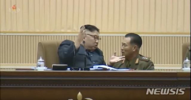 【서울=뉴시스】김정은 국무위원장이 지난 3월25~26일 평양에서 열린 제5차 중대장·중대정치지도원대회에서 박정천 북한군 포병국장(신임 총참모장)을 불러 지시하는 모습. 2019.09.07. (사진=조선중앙TV 캡쳐) photo@newsis.com