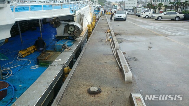 【통영=뉴시스】신정철 기자=제13호 태풍 '링링'이 북상하는 지난 6일 오후 천혜의 선박 피항지인 경남 통영시 통영항 강구안에 선박을 계류할려는 어민들이 큰 불편을 겪었다. 통영시 동호동 남암산공원 입구에 위치한 강구안에&nbsp; 마련된 선박계류시설인 계선주 12곳이 누군가가 윗동을 잘라낸 모습이다. 2019.09.07.&nbsp;&nbsp; sin@newsis.com