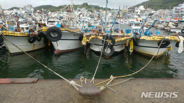 【통영=뉴시스】신정철 기자=제13호 태풍 '링링'이 북상하는 지난 6일 오후 천혜의 선박 피항지인 경남 통영시 통영항 강구안에 선박을 계류할려는 어민들이 큰 불편을 겪었다. 항내에&nbsp; 마련된 선박계류시설인 계선주 12곳이 누군가가 윗동을 잘라 이곳에 선박을 계류할려는 어민들이 궁여지책으로 임시로 개당 10만원을 주고 용접 계선주를 만들어 사용했다. 사진은 인근에 설치된 정상적인 계선주 모습이다. 2019.09.07.&nbsp;&nbsp; sin@newsis.com