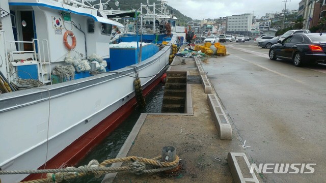 【통영=뉴시스】신정철 기자=제13호 태풍 '링링'이 북상하는 지난 6일 오후 천혜의 선박 피항지인 경남 통영시 통영항 강구안에 선박을 계류할려는 어민들이 큰 불편을 겪었다.항내에&nbsp; 마련된 선박계류시설인 계선주 12곳이 누군가가 윗동을 잘라 이곳에 선박을 계류할려는 어민들이 궁여지책으로 임시로 개당 10만원을 주고 용접 계선주(사진)를 만들어 사용했다. 2019.09.07.&nbsp; sin@newsis.com