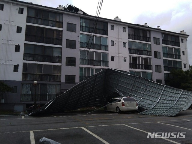 【남원=뉴시스】윤난슬 기자 = 7일 오전 7시 15분께 남원시 향교동의 한 아파트 지붕 덮개가 강풍에 의해 떨어져 차량이 파손됐다.2019.09.07.(사진=전북소방본부 제공) photo@newsis.com
