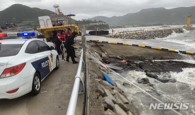 【부안=뉴시스】윤난슬 기자 = 부안해양경찰서는 7일 전북 부안군 변산면 궁항에서 제13호 태풍 '링링'의 영향으로 침수 전복된 A호(1.38t·변산선적)를 구조 했다고 밝혔다.2019.09.07.(사진=부안해경 제공) photo@newsis.com