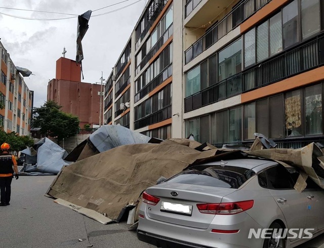 【원주=뉴시스】김태식 기자 = 7일 오전 7시32분께 강원 원주시 명륜동의 한 아파트 주차장에 태풍 링링의 강한 바람에 양철판이 날아와 주차된 차량을 덮쳤다.2019.09.07.(사진=강원도소방본부 제공) photo@newsis.com