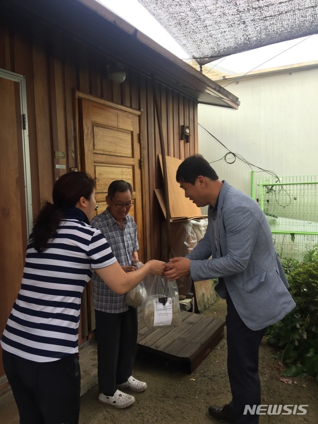  김현기 보정동장이 '홈밥'에서 기부한 반찬을 전달해주고 있다. (사진제공=용인시 보정동)