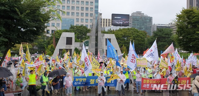 【서울=뉴시스】김가윤 기자 = 3기 신도시 전면백지화 연합대책위원회(연합대책위)와 공공주택지구 전국연대 대책협의회(공전협), 일산·운정신도시연합회는 이날 오후 5시 서울 종로구 세종로공원에 모여 '문재인 정부의 제3기 신도시 전면백지화 투쟁 촛불집회'를 열었다. 2019.09.07 (제공=공전협)  yoon@newsis.com