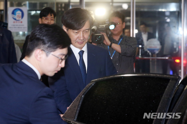 【서울=뉴시스】이종철 기자 = 인사청문회를 마친 조국 법무부 장관 후보자가 7일 새벽 서울 여의도 국회를 떠나고 있다. 2019.09.07. jc4321@newsis.com