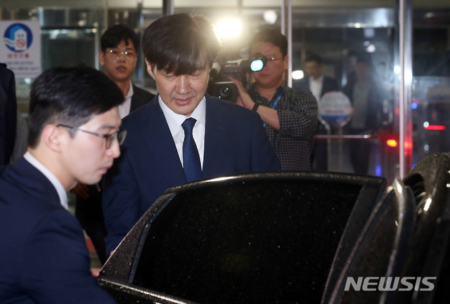 【서울=뉴시스】이종철 기자&nbsp; = 인사청문회를 마친 조국 법무부 장관 후보자가 7일 새벽 서울 여의도 국회를 떠나고 있다. 2019.09.07. jc4321@newsis.com