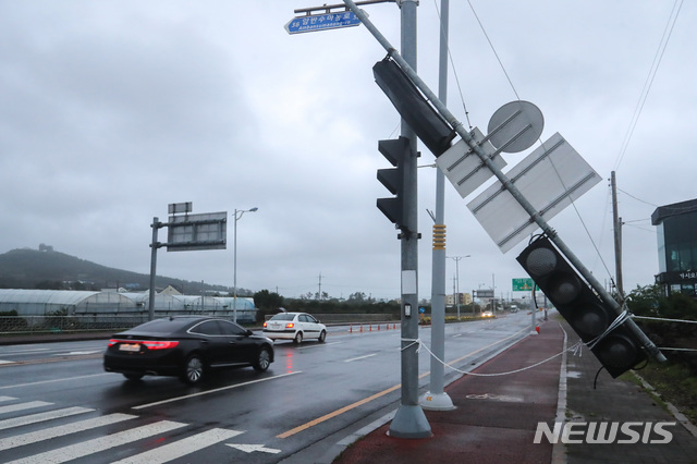 【서귀포=뉴시스】우장호 기자 = 제13호 태풍 '링링'(LINGLING)이 내륙 향해 빠르게 북상 중인 7일 오전 제주 서귀포시 대정읍 일과리 인근 도로에 신호등이 강풍에 꺾여 있다. 2019.09.07. woo1223@newsis.com