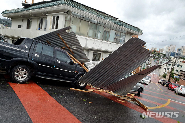 【영광=뉴시스】신대희 기자 = 7일 오전 전남 영광군 영광읍 한 주택가 이면도로에서 제13호 태풍 '링링'(LINGLING) 북상에 따른 강풍으로 시설물이 차량을 덮쳤다. 2019.09.07. (사진 = 독자 제공)&nbsp; photo@newsis.com 