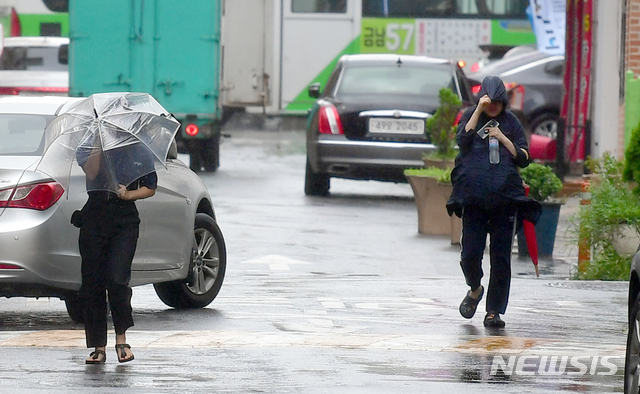 【광주=뉴시스】류형근 기자 = 제13호 태풍 '링링(LINGLING)'이 강타한 7일 오전 광주 동구 국립아시아문화전당 광장에서 시민들이 우산을 부여잡고 걷고 있다. 2019.09.07. hgryu77@newsis.com