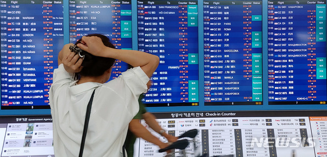 【인천공항=뉴시스】홍찬선 기자 = 제13호 태풍 '링링'이 한반도로 북상중인 가운데 7일 오전 인천공항 제1여객터미널 출국장에서 승객들이 항공기 결항 상황을 확인하고 있다. 2019.09.07.mania@newsis.com