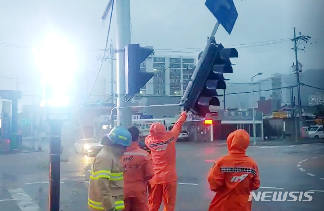 【해남=뉴시스】변재훈 기자 = 제13호 태풍 '링링(LINGLING)'이 전남 서남해안을 강타한 7일 오전 6시께 해남군 해남읍 한 주유소 인근 교차로에서 신호등 1개가 강풍에 파손돼 소방당국이 안전조치를 하고 있다. 2019.09.07. (사진=해남소방 제공) photo@newsis.com